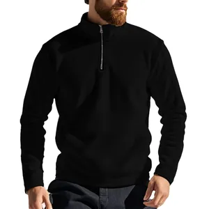Detail van een zwarte fleece pullover voor heren met een zilveren halve rits en kraag