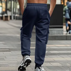 Detaillierte Rückansicht der dunkelblauen Fleece-Cargohose für Herren mit Taschen