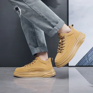 Stylische gelbe High-Top-Plateau-Sneaker an den Füßen mit verwaschenen Jeanshosen