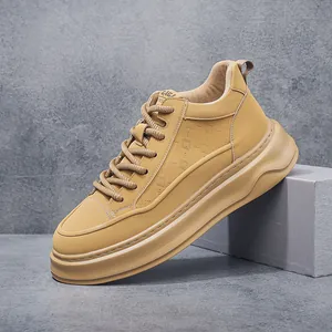 Nahaufnahme von hellbraunem High-Top-Sneaker mit dicker Plateausohle und Rautenmuster