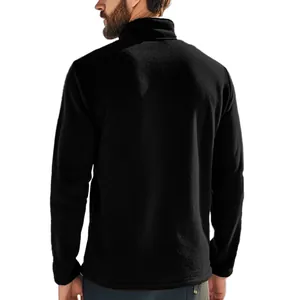 Achteraanzicht van een zwarte fleece herensweatshirt met verstelbaar trekkoord in zoom