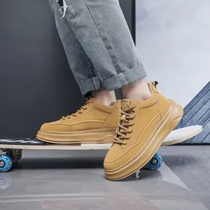 Trendige gelbe High-Top-Sneaker mit dicker Sohle in einer Skater-Lifestyle-Umgebung.
