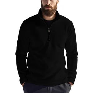 Detail van een zwarte heren fleece sweatshirt met opstaande kraag en halve rits
