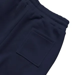 Detailansicht der dunkelblauen Cargohose mit aufgesetzter Tasche und elastischem Bund