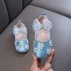 Élégantes chaussures de princesse bleues pour fille avec paillettes, broderie et nœud.