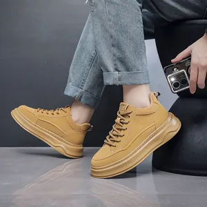 Detailaufnahme gelber High-Top-Sneaker für Herren mit dicker Sohle und strukturiertem Leder