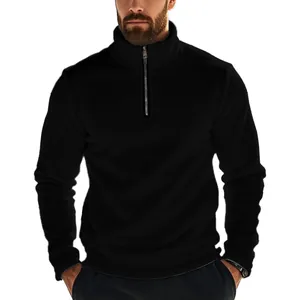 Heren fleece sweatshirt in zwart met halve rits en opstaande kraag voor de winter.