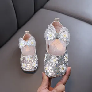 Chaussures de princesse argentées pailletées pour filles avec broderie florale et nœud.