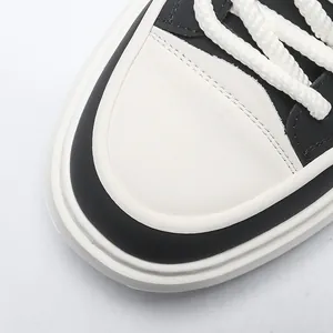 Makro-Detail der Schuhspitze eines High-Top-Sneakers mit dicken weißen Schnürsenkeln