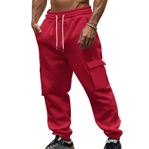 Detail der roten Herren-Cargohose mit Kordelzug und weichem Fleece-Futter für den Winter