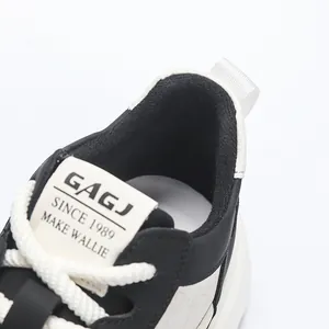 Nahaufnahme eines schwarz-weißen High-Top-Sneakers mit Futter und Zungenetikett.