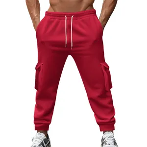Herren-Cargohose in Rot mit mehreren Taschen, Kordelzug und entspannter Passform.
