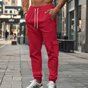 Detail der roten Cargo-Jogginghose für Herren mit mehreren Taschen und Kordelzug am Bund