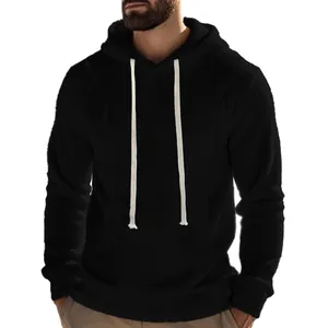 Detailansicht eines schwarzen Fleece-Kapuzenpullovers für Herren mit weißen Kordeln