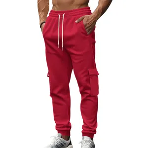 Detailansicht der roten Herren-Cargohose mit Fleece-Futter und großen Seitentaschen