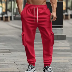 Rote gefütterte Herren Cargo-Jogginghose mit Kordelzug und praktischen Seitentaschen.
