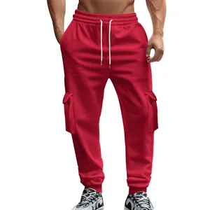 Rote Herren-Cargohose mit Fleece-Futter, Multi-Taschen-Design und Kordelzug am Bund.