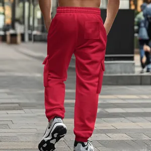 Detailansicht der roten gefütterten Cargo-Jogginghose für Herren mit vielen Taschen