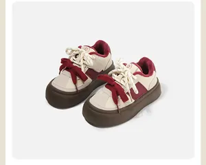 Gedetailleerde weergave van de warme pluche voering en dikke zool van wintersneakers.