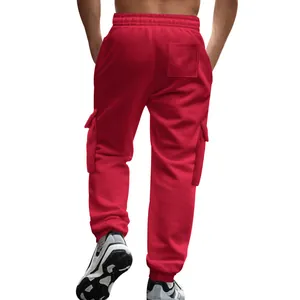 Rückansicht roter Herren-Cargo-Jogginghose mit Fleece-Futter und mehreren Taschen