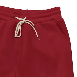 Detailaufnahme von roten Herren-Fleece-Jogginghosen mit weißem Kordelzug.