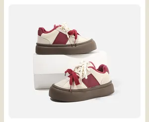 Detailweergave van gevoerde chunky kindersneakers in bordeaux en beige kleur