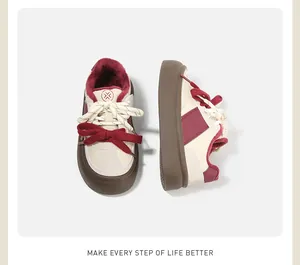 Detailweergave van crème en bordeauxrode retro kindersneakers met warme fleece voering