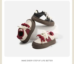Modieuze kindersportsneakers voor de winter met dikke bruine zolen en warme pluche voering