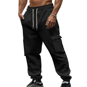 Detailansicht der schwarzen Herren-Winter-Fleece-Cargohose mit mehreren praktischen Taschen