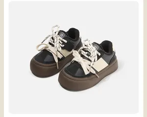 Casual kindersneakers met dikke bruine zolen en dubbele crèmekleurige veters in detail