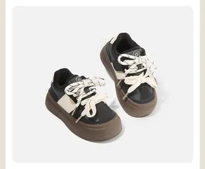 Detailweergave van kindersneakers met dikke zool, warme voering en modieus ontwerp