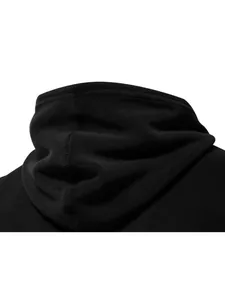 Dettaglio ravvicinato del morbido cappuccio in pile nero di una felpa invernale da uomo.