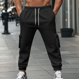 Detailansicht der dicken schwarzen Herren-Cargohose mit Fleece-Futter und Taschen.