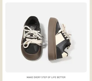 Stijlvolle platform sneakers voor kinderen met zwart en beige patchwork en dikke bruine zolen