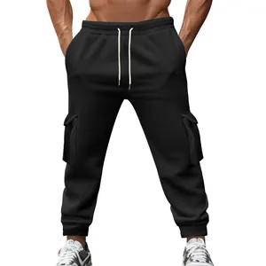 Detailansicht einer Herren-Cargo-Jogginghose mit warmem Fleecefutter und Taschen