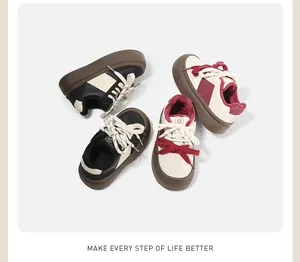 Trendy kindersneakers met dikke platformzolen in de kleuren bordeauxrood en zwart.