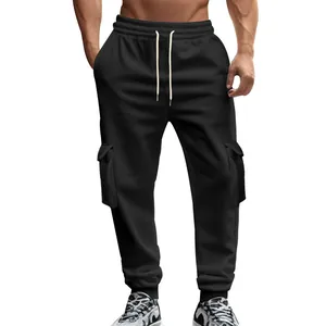 Detail der schwarzen Cargo-Jogginghose für Herren mit Multi-Taschen
