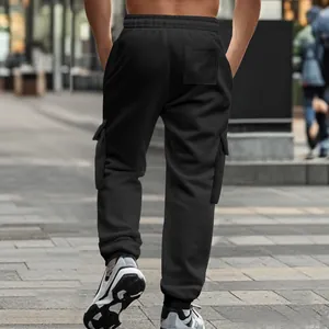 Rückansicht der schwarzen Fleece-Cargo-Jogginghose für Herren mit vielen Taschen