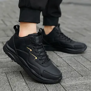 Detailansicht schwarzer Outdoor-Sneaker mit goldenen Akzenten auf grauem Pflaster