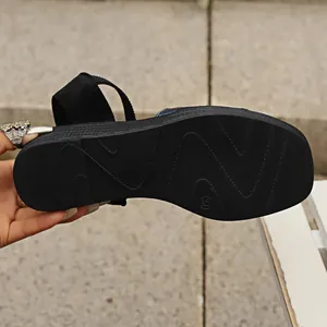 Dettaglio della suola nera antiscivolo di sandali con zeppa da donna, taglia 37 visibile.