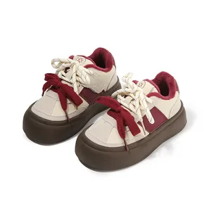Modieuze kindersneakers met dikke zool, bordeauxrode bontvoering en strikdetail