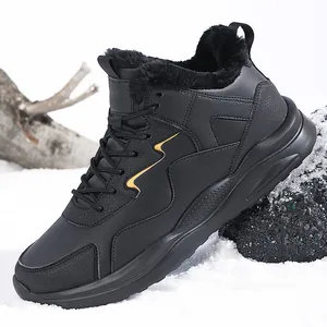 Detaillierte Seitenansicht schwarzer Outdoor-Winterstiefel mit warmem Kunstfellfutter auf Schnee