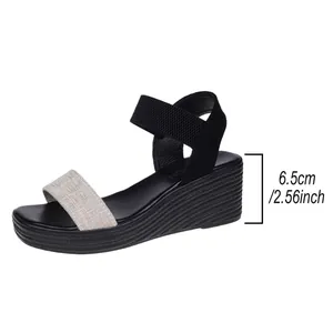 Dettaglio dei sandali con zeppa neri da donna con altezza del tacco di 6,5 cm
