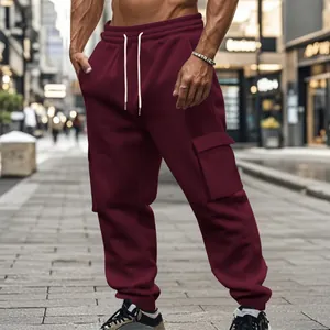 Detailansicht der bordeauxroten Herren-Fleece-Cargohose mit Taschen und Kordelzug