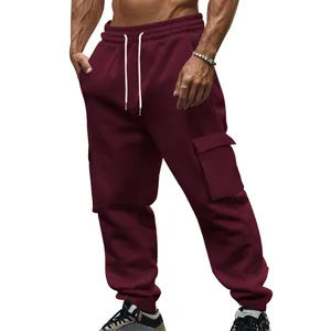 Detailansicht der bordeauxroten Herren-Fleece-Cargohose mit mehreren Taschen und Kordelzug.