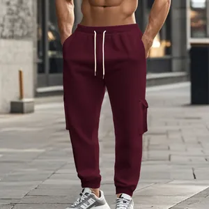 Detail von weinroten Fleece-Jogginghosen für Herren mit Cargo-Seitentaschen