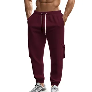 Detailansicht der weinroten Cargo-Jogginghose für Herren mit Fleecefutter und Kordelzug
