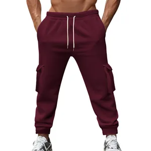 Detailansicht der weinroten Fleece-Cargo-Jogginghose für Herren mit Kordelzugbund