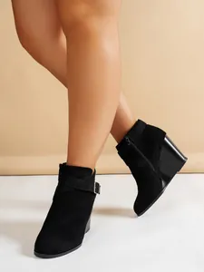 Vue détaillée de bottines à talons compensés en daim noir pour femmes avec boucle latérale