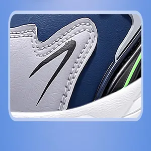 Détail macro d'une chaussure de sport pour garçon en cuir avec coutures et texture bleu marine.